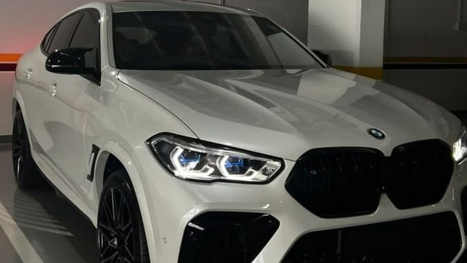 Carro prata com película aplicada, na oficina da Roadstar Films
