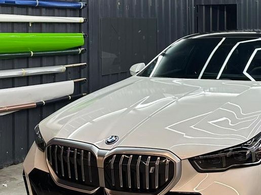 Bobinas de película e carro branco no box de aplicação