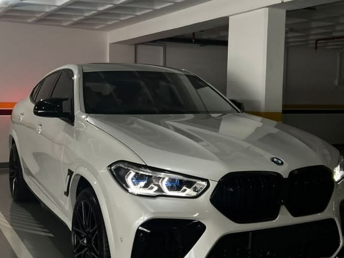 SUV branca com película aplicada nos vidros