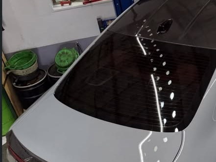 Close do vidro traseiro de um carro com película aplicada