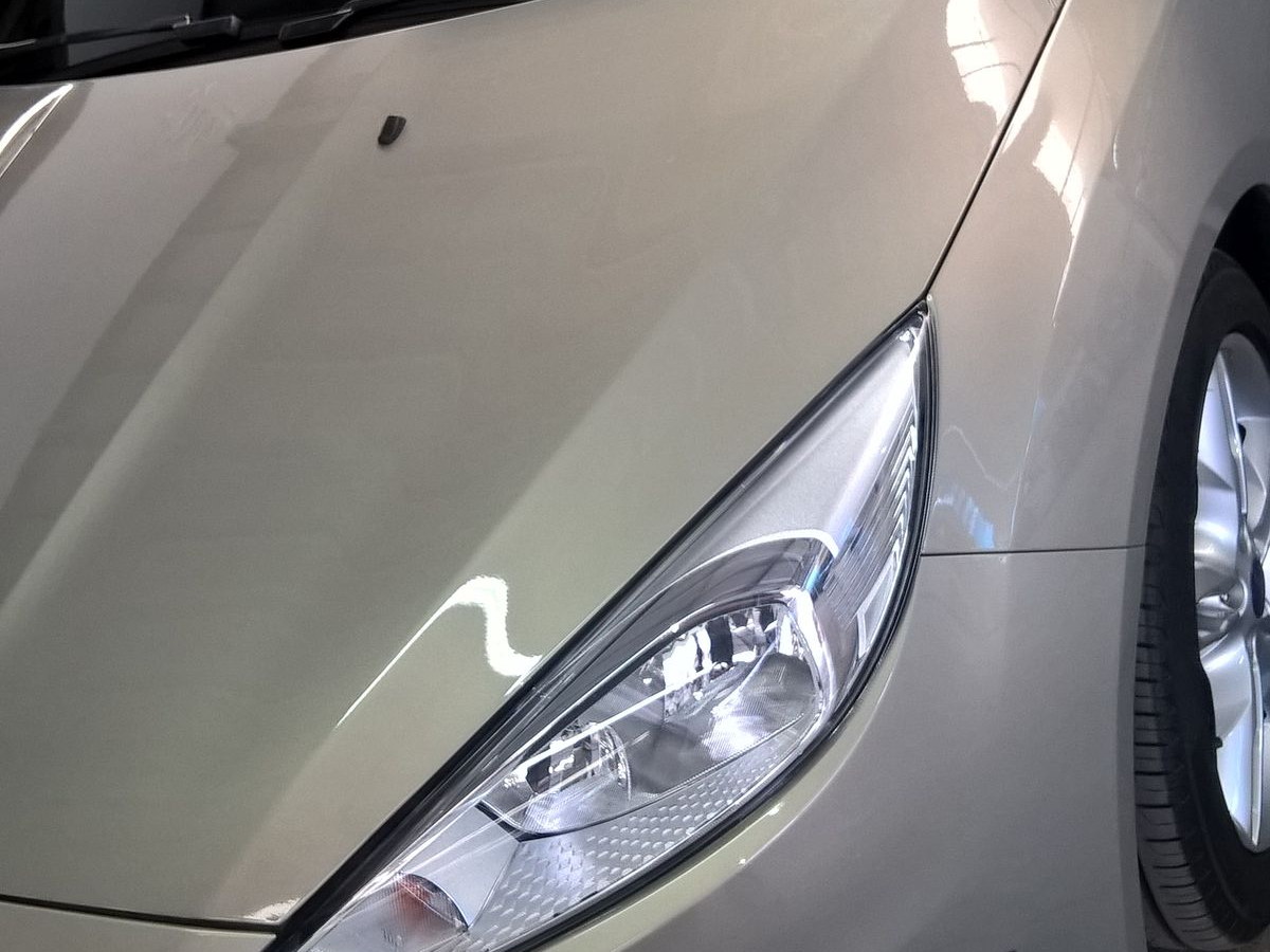 Carro prata na oficina durante o serviço de película