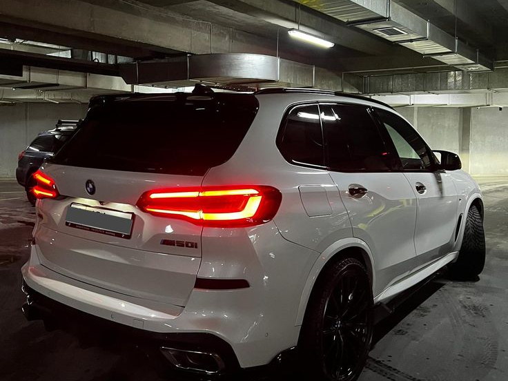 Traseira de SUV branca com o vidro escurecido