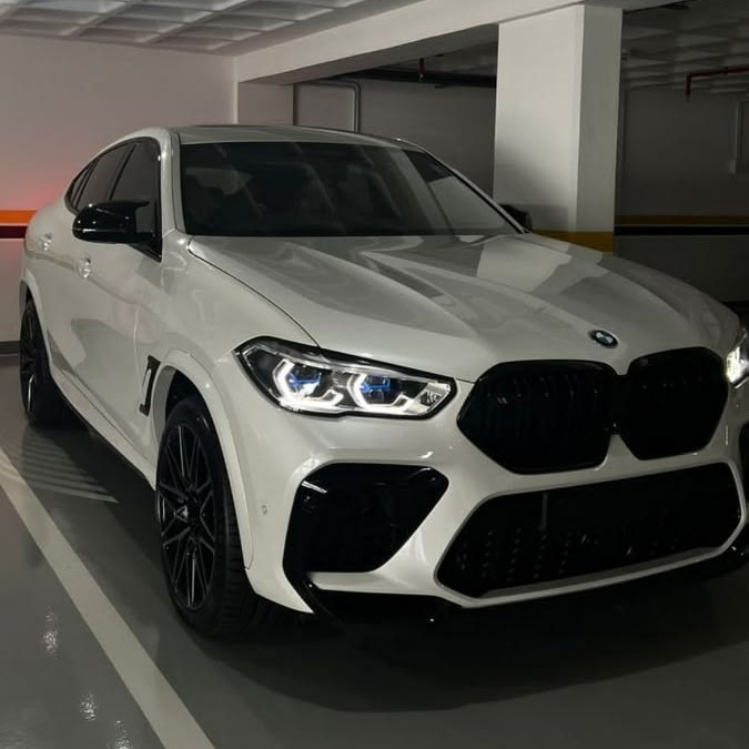 SUV branca com película de acabamento fosco