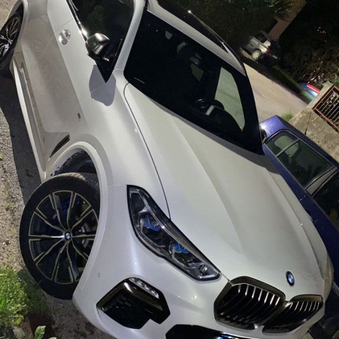 SUV branca com os vidros escurecidos, à noite